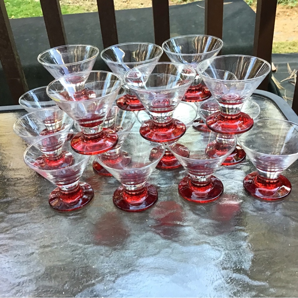 Vintage Rare Gorgeous set of 16 Drink or dessert glasses. Excellent Condition - Picture 3 of 3